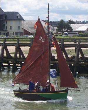 le crevettier La Lune rentrant au port de Trouville-sur-Mer