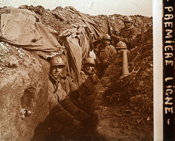 Soldats dans les tranchées